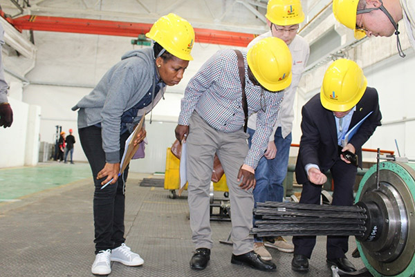 坦桑尼亞新瓦米大橋客戶近距離觀察錨具靜載錨固試驗(yàn)安裝后細(xì)節(jié)